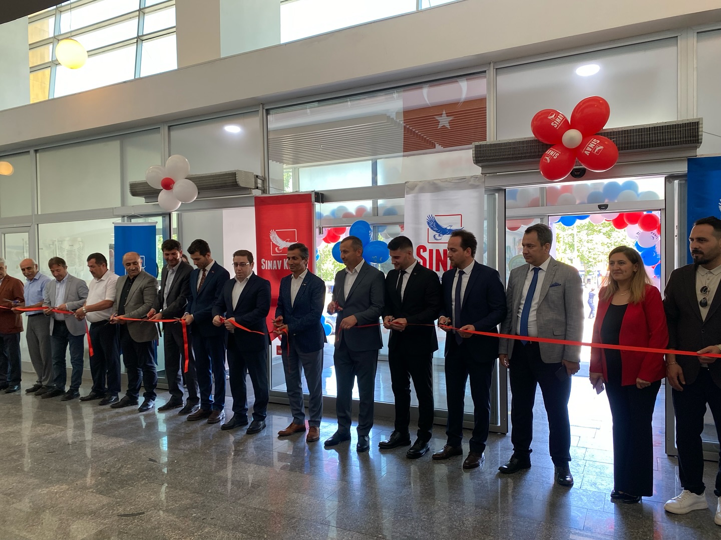 Lösemili Çocuklar Yararına Resim Sergisi Açıldı.