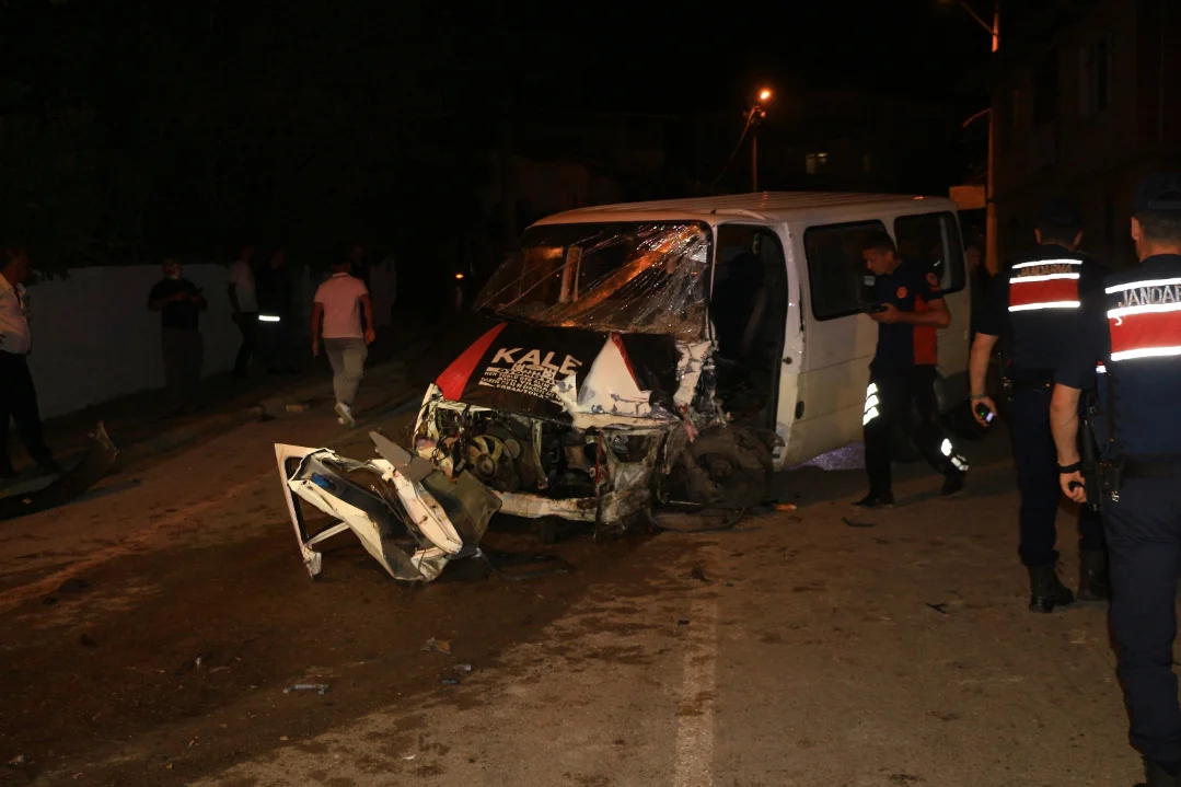 Minibüs Park Halindeki Kamyonete Çarptı, Sürücü Yaralandı.