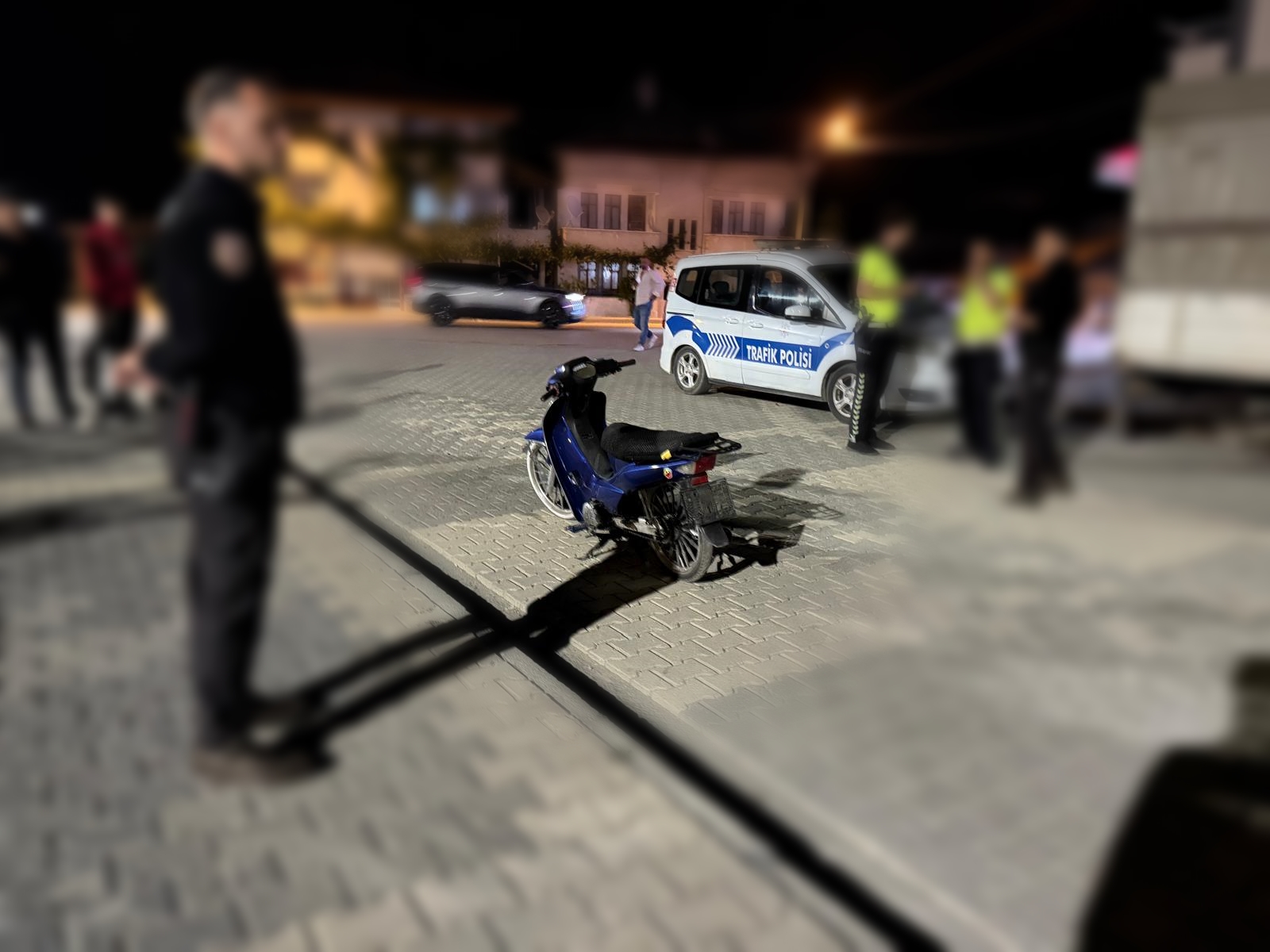 Motosikletine 'Bırak İmkânsız Kalsın' Yazdı, Bekçileri Görünce Motosikletini Bırakıp Kaçtı.