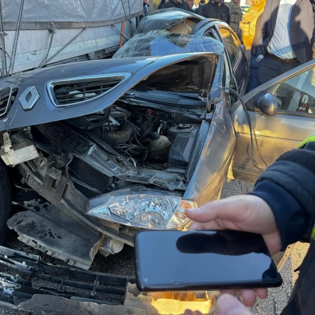 Niksar’da Otomobil, TIR'a Çarptı; 1 Kişi Hayatını Kaybetti, 3 Kişi Yaralı.