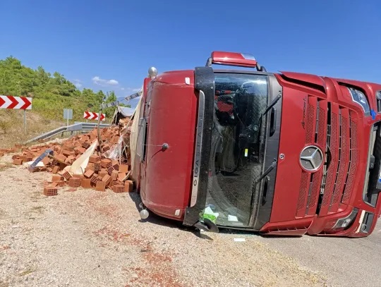 Niksar’da Tuğla Yüklü Tır Devrildi.