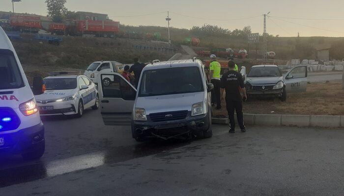 Tokat'ta hafif ticari araçla otomobilin çarpışması sonucu 3 kişi yaralandı