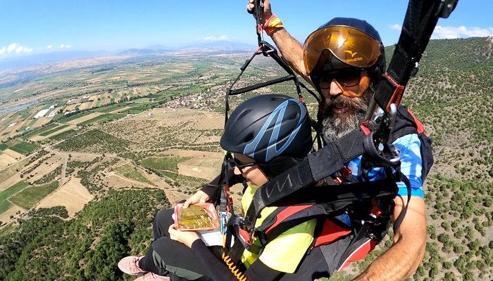 Tokat'ta yamaç paraşütü yapan iki sporcu havada yaprak sarması yedi