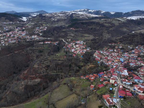 Tokat'ta heyelanların yaşandığı köy, ikiye ayırdı