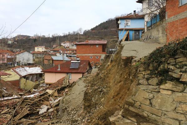 Tokat'ta heyelanların yaşandığı köyde boşaltılan 39 evden 4’ü ile cami yıkıldı