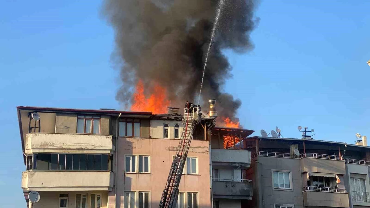 Erbaa'da bir evin çatısında yangın çıktı.