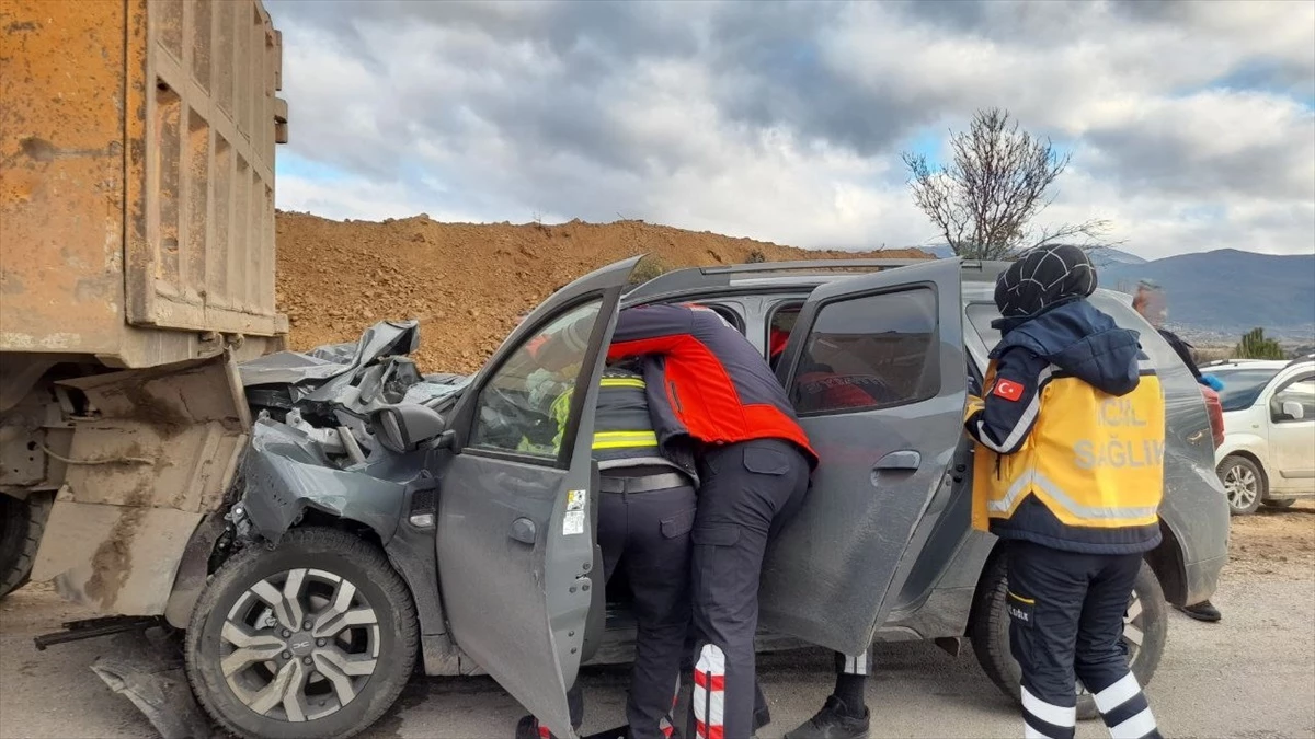 Tokat'ın Erbaa ilçesinde kaza: Yaralı sürücü itfaiye tarafından kurtarıldı