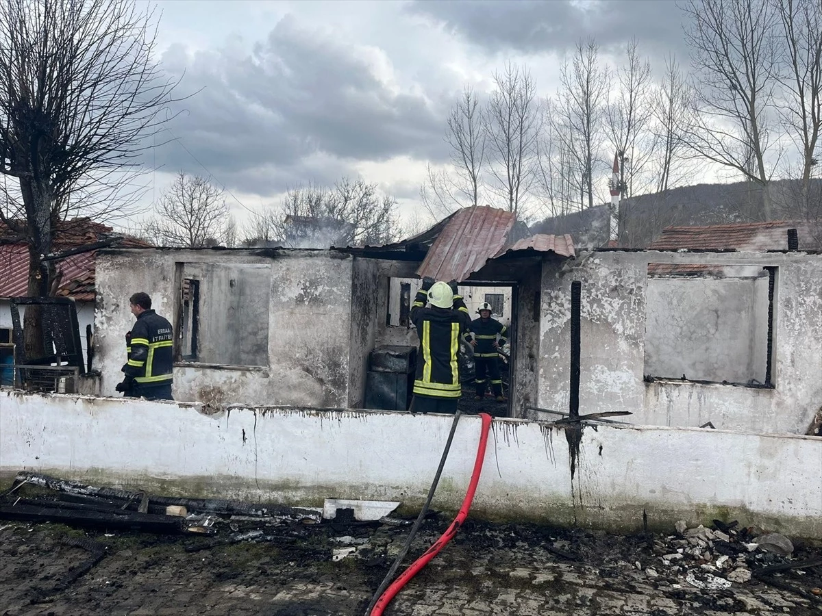 Tokat'ın Erbaa ilçesinde tek katlı evde çıkan yangın söndürüldü