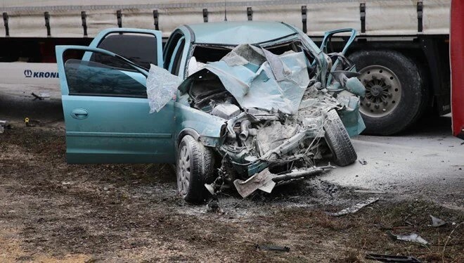 Tokat – Niksar Karayolunda Trafik Kazası: 2 Kişi Hayatını Kaybetti 1 Kişi Yaralı.