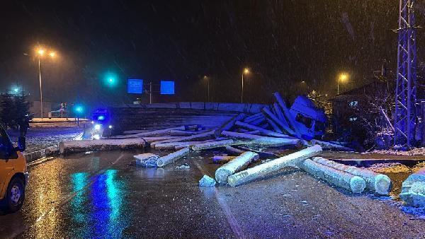 Tokat’ta buzlanma nedeniyle tomruk yüklü TIR devrildi, yol ulaşıma kapatıldı