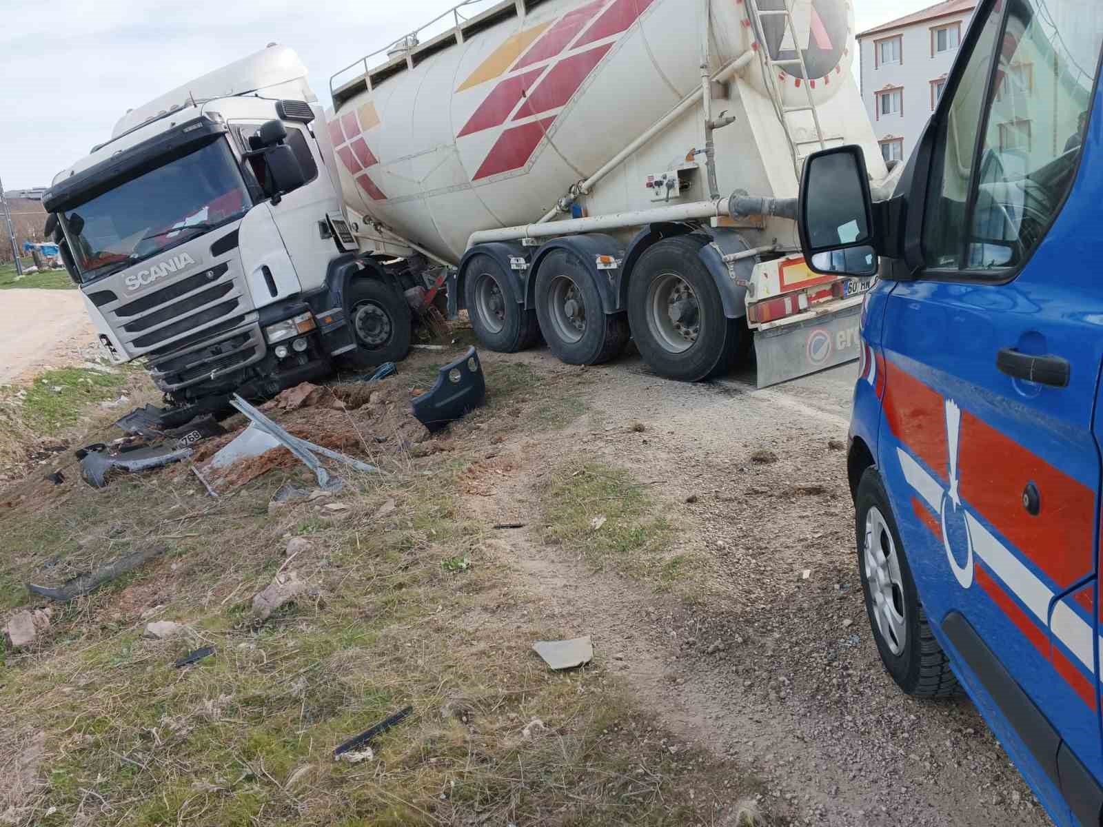 Tokat’ta feci kaza: Vatandaş yola, araç tarlaya savruldu