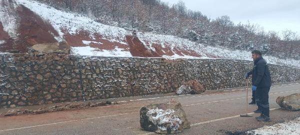 Tokat’ta heyelan; düşen kayalar, ulaşımı aksattı