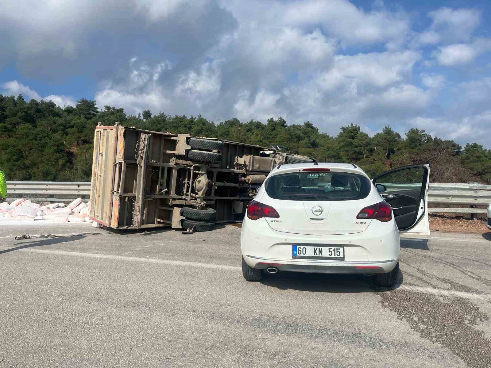 Tokat’ta kamyon ile otomobil çarpıştı: 3 yaralı