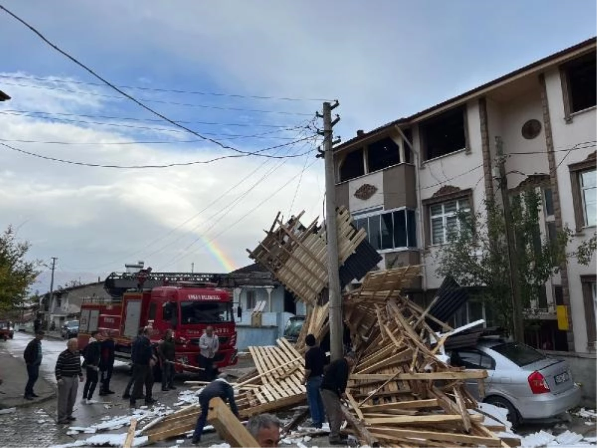 Tokat'ta rüzgarın etkisiyle evin çatısı uçtu, otomobiller hasar gördü